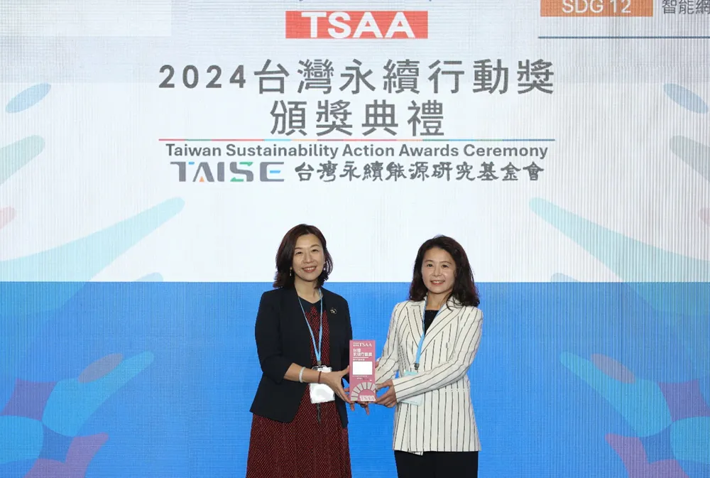 時任復健科塗雅雯主任(現職內湖國泰診所院長)代表受獎 時任復健科塗雅雯主任(現職內湖國泰診所院長)代表受獎