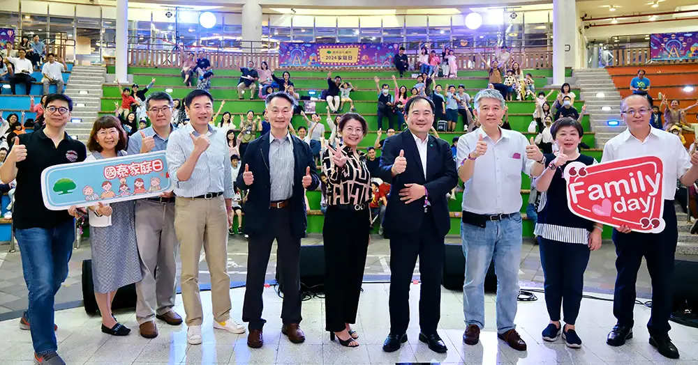 國泰綜合醫院包場兒童新樂園，舉辦家庭日活動，員工與眷屬在現場同樂。